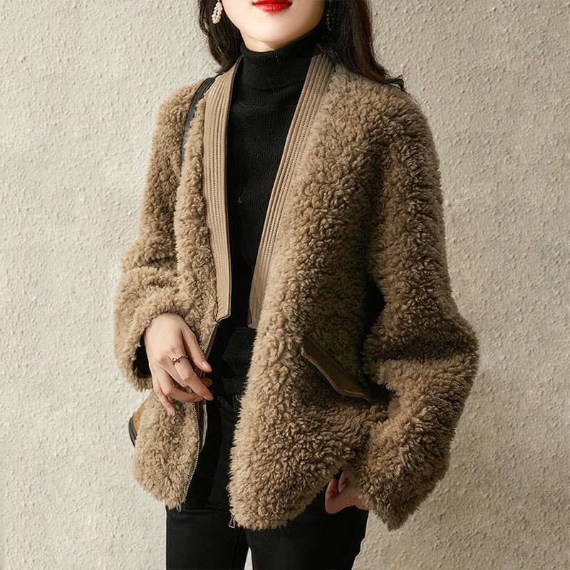 Manteau Court pour Femme avec Finition Douce et Élégante