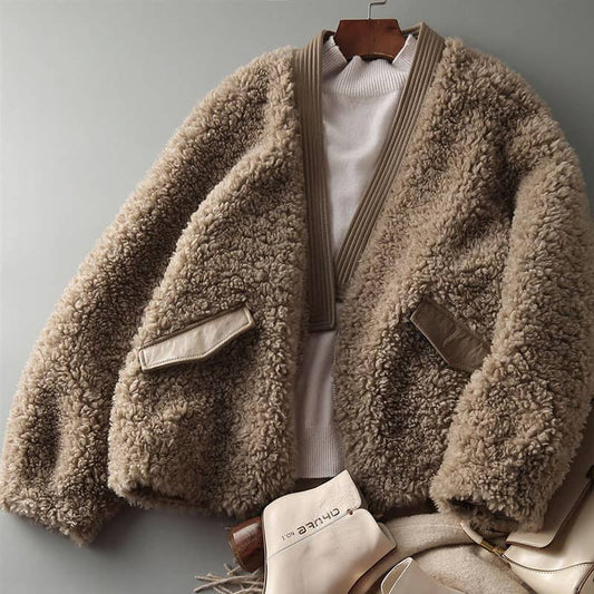 Manteau Court pour Femme avec Finition Douce et Élégante