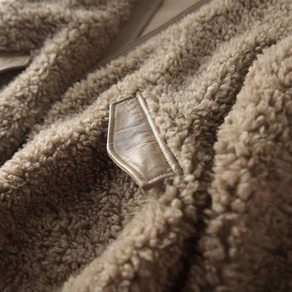 Manteau Court pour Femme avec Finition Douce et Élégante